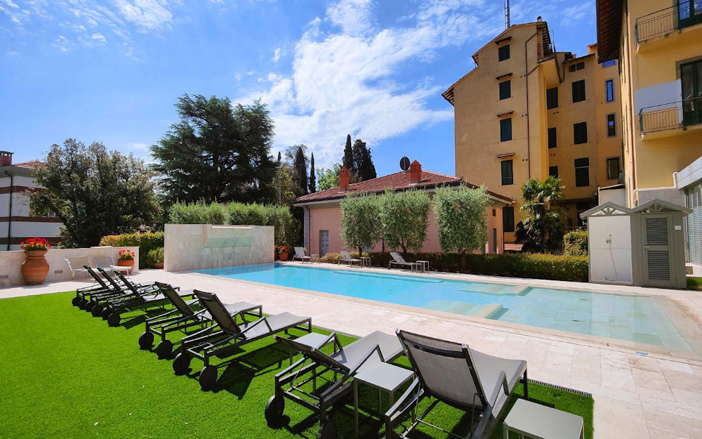 Grand Hotel Croce di Malta outdoor pool and garden terrace